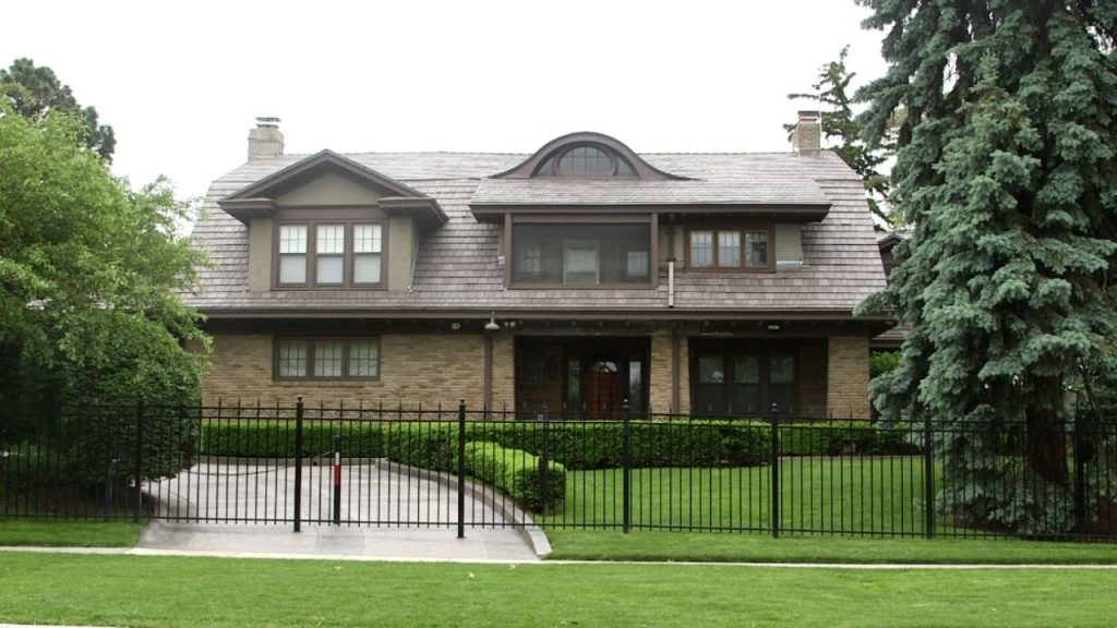 Warren Buffett House: Inside the Billionaire’s Surprisingly Modest ...