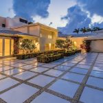 Shakiras former Miami house. Swipe for more.